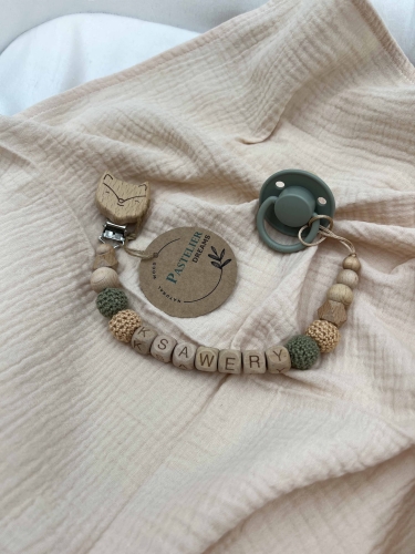 Personalizowana drewniana zawieszka do smoczka z koralików. Naturalne materiały, możliwość dodania imienia dziecka. Idealny prezent dla noworodka i niemowlęcia.