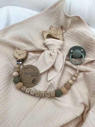 Personalizowana zawieszka do smoczka i szeleszczące uszka z muślinu to wyjątkowy zestaw dla niemowlęcia. Idealny prezent dla noworodka, wykonany z naturalnych materiałów. Idealny prezent na narodziny, baby shower lub chrzciny.