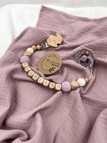 Personalizowana drewniana zawieszka do smoczka z koralików. Naturalne materiały, możliwość dodania imienia dziecka. Idealny prezent dla noworodka i niemowlęcia.