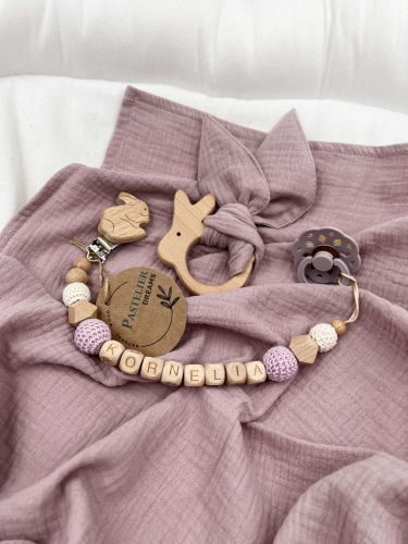 Personalizowana zawieszka do smoczka i szeleszczące uszka z muślinu to wyjątkowy zestaw dla niemowlęcia. Idealny prezent dla noworodka, wykonany z naturalnych materiałów. Idealny prezent na narodziny, baby shower lub chrzciny.