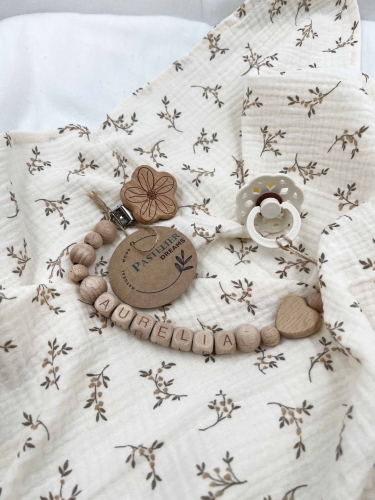 Personalizowana drewniana zawieszka do smoczka z koralików. Naturalne materiały, możliwość dodania imienia dziecka. Idealny prezent dla noworodka i niemowlęcia.