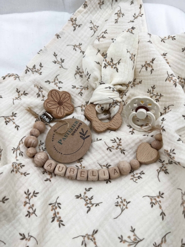 Personalizowana zawieszka do smoczka i szeleszczące uszka z muślinu to wyjątkowy zestaw dla niemowlęcia. Idealny prezent dla noworodka, wykonany z naturalnych materiałów. Idealny prezent na narodziny, baby shower lub chrzciny.