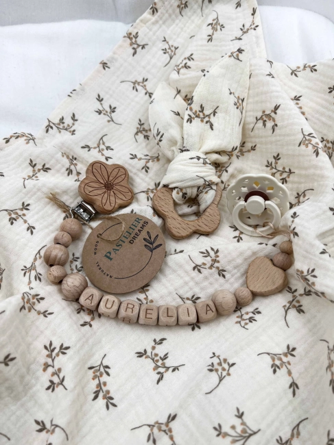 Personalizowana zawieszka do smoczka i szeleszczące uszka z muślinu to wyjątkowy zestaw dla niemowlęcia. Idealny prezent dla noworodka, wykonany z naturalnych materiałów. Idealny prezent na narodziny, baby shower lub chrzciny.