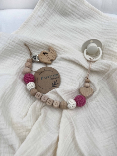 Personalizowana zawieszka do smoczka z drewnianych koralików i grawerowanym imieniem na drewnianym klipsie. Idealny prezent dla noworodka i niemowlęcia.