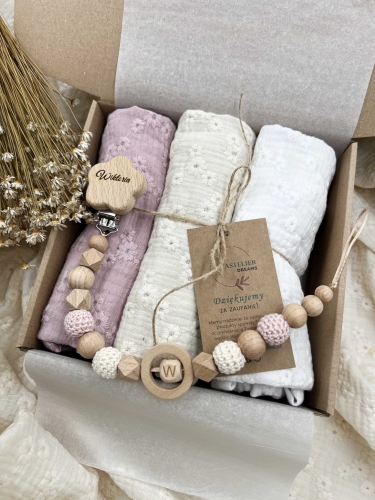 Zestaw prezentowy dla noworodka z pieluszkami muślinowymi i personalizowaną zawieszką do smoczka. Idealny prezent na narodziny dziecka i baby shower.