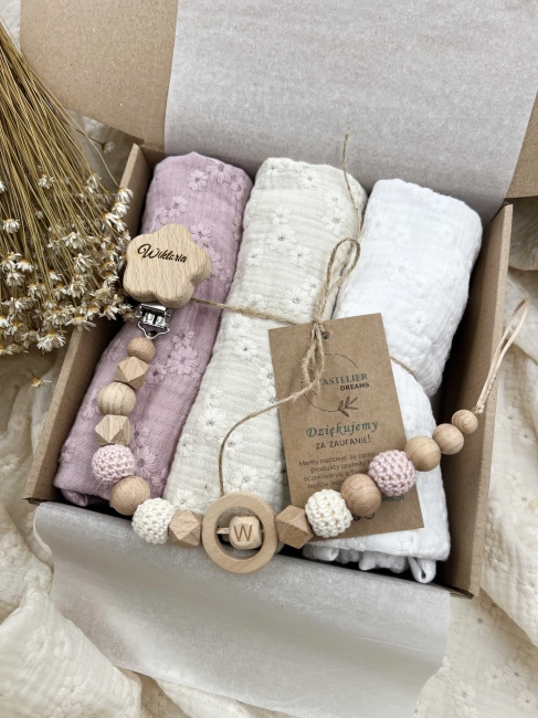 Zestaw prezentowy dla noworodka z pieluszkami muślinowymi i personalizowaną zawieszką do smoczka. Idealny prezent na narodziny dziecka i baby shower.