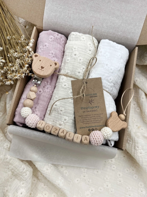Zestaw prezentowy dla noworodka z pieluszkami muślinowymi i personalizowaną zawieszką do smoczka. Idealny prezent na narodziny dziecka i baby shower.