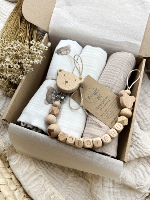 Zestaw prezentowy dla noworodka z pieluszkami muślinowymi i personalizowaną zawieszką do smoczka. Idealny prezent na narodziny dziecka i baby shower.