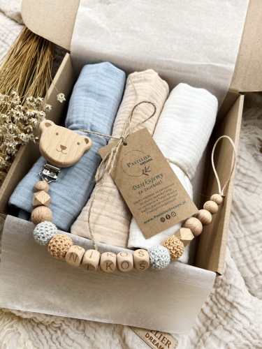Zestaw prezentowy dla noworodka z pieluszkami muślinowymi i personalizowaną zawieszką do smoczka. Idealny prezent na narodziny dziecka i baby shower.