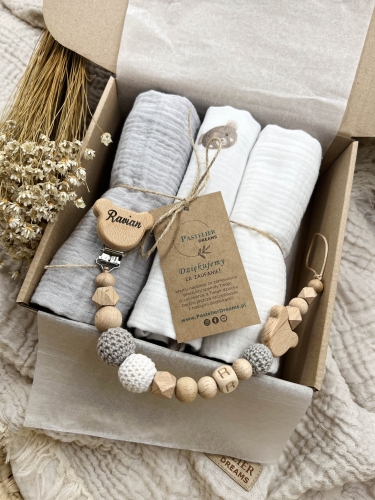 Zestaw prezentowy dla noworodka z pieluszkami muślinowymi i personalizowaną zawieszką do smoczka. Idealny prezent na narodziny dziecka i baby shower.