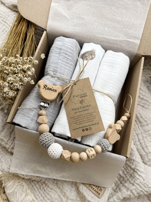 Zestaw prezentowy dla noworodka z pieluszkami muślinowymi i personalizowaną zawieszką do smoczka. Idealny prezent na narodziny dziecka i baby shower.