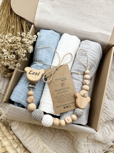 Zestaw prezentowy dla noworodka z pieluszkami muślinowymi i personalizowaną zawieszką do smoczka. Idealny prezent na narodziny dziecka i baby shower.