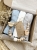Zestaw prezentowy dla noworodka z pieluszkami muślinowymi i personalizowaną zawieszką do smoczka. Idealny prezent na narodziny dziecka i baby shower.