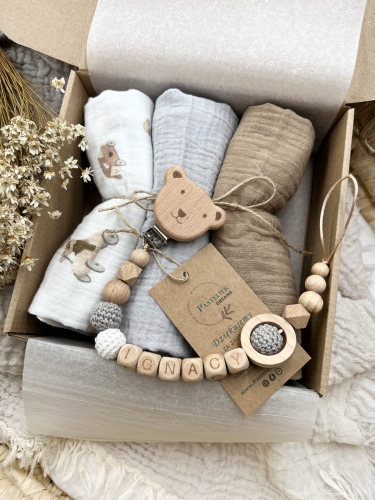 Zestaw prezentowy dla noworodka z pieluszkami muślinowymi i personalizowaną zawieszką do smoczka. Idealny prezent na narodziny dziecka i baby shower.