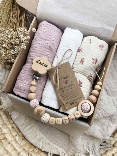 Zestaw prezentowy dla noworodka z pieluszkami muślinowymi i personalizowaną zawieszką do smoczka. Idealny prezent na narodziny dziecka i baby shower.