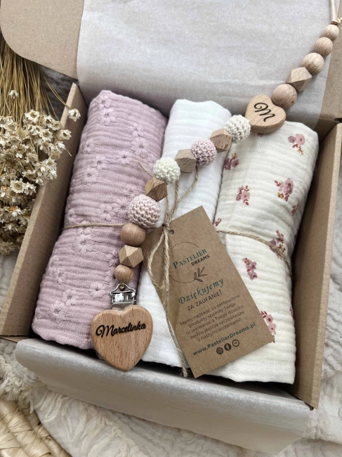 Zestaw prezentowy dla noworodka z pieluszkami muślinowymi i personalizowaną zawieszką do smoczka. Idealny prezent na narodziny dziecka i baby shower.