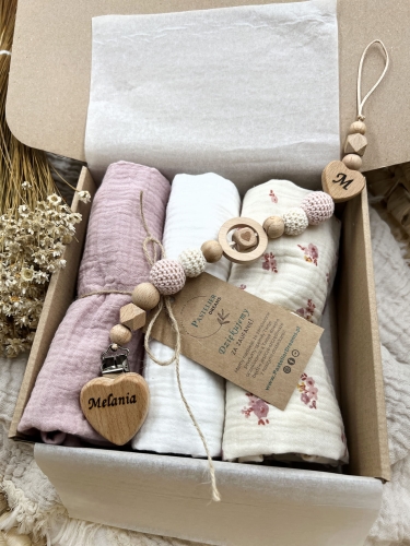 Zestaw prezentowy dla noworodka z pieluszkami muślinowymi i personalizowaną zawieszką do smoczka. Idealny prezent na narodziny dziecka i baby shower.