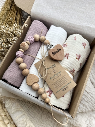 Zestaw prezentowy dla noworodka z pieluszkami muślinowymi i personalizowaną zawieszką do smoczka. Idealny prezent na narodziny dziecka i baby shower.