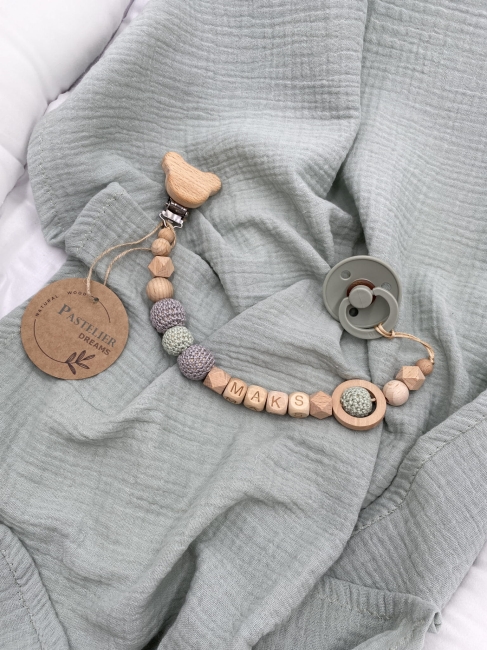 Personalizowana drewniana zawieszka do smoczka z koralików. Naturalne materiały, możliwość dodania imienia dziecka. Idealny prezent dla noworodka i niemowlęcia.