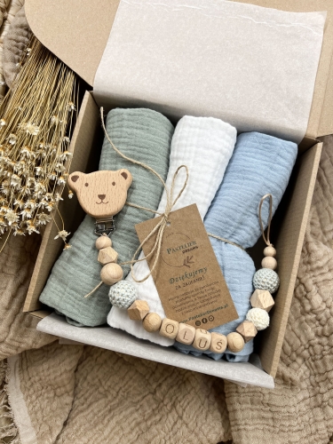 Zestaw prezentowy dla noworodka z pieluszkami muślinowymi i personalizowaną zawieszką do smoczka. Idealny prezent na narodziny dziecka i baby shower.