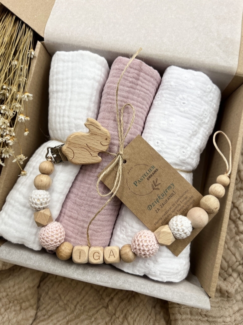 Zestaw prezentowy dla noworodka z pieluszkami muślinowymi i personalizowaną zawieszką do smoczka. Idealny prezent na narodziny dziecka i baby shower.