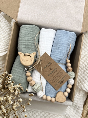 Zestaw prezentowy dla noworodka z pieluszkami muślinowymi i personalizowaną zawieszką do smoczka. Idealny prezent na narodziny dziecka i baby shower.