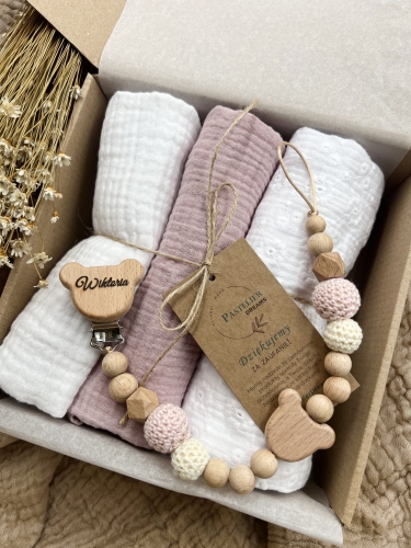 Zestaw prezentowy dla noworodka z pieluszkami muślinowymi i personalizowaną zawieszką do smoczka. Idealny prezent na narodziny dziecka i baby shower.