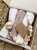 Zestaw prezentowy dla noworodka z pieluszkami muślinowymi i personalizowaną zawieszką do smoczka. Idealny prezent na narodziny dziecka i baby shower.