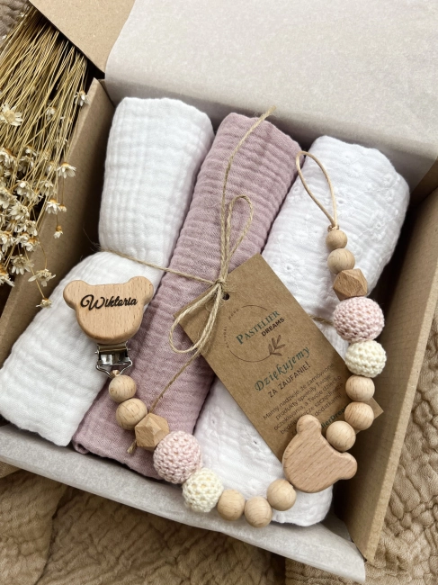 Zestaw prezentowy dla noworodka z pieluszkami muślinowymi i personalizowaną zawieszką do smoczka. Idealny prezent na narodziny dziecka i baby shower.