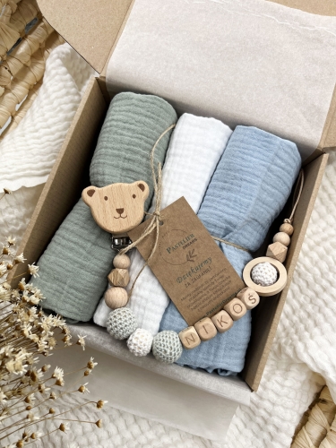 Zestaw prezentowy dla noworodka z pieluszkami muślinowymi i personalizowaną zawieszką do smoczka. Idealny prezent na narodziny dziecka i baby shower.