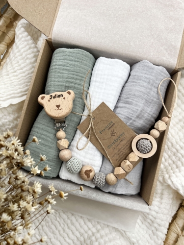 Zestaw prezentowy dla noworodka z pieluszkami muślinowymi i personalizowaną zawieszką do smoczka. Idealny prezent na narodziny dziecka i baby shower.