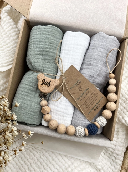 Zestaw prezentowy dla noworodka z pieluszkami muślinowymi i personalizowaną zawieszką do smoczka. Idealny prezent na narodziny dziecka i baby shower.