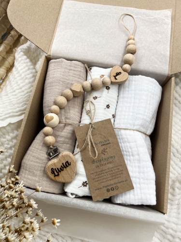 Zestaw prezentowy dla noworodka z pieluszkami muślinowymi i personalizowaną zawieszką do smoczka. Idealny prezent na narodziny dziecka i baby shower.