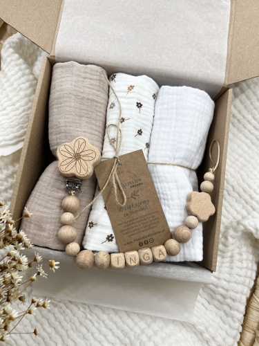 Zestaw prezentowy dla noworodka z pieluszkami muślinowymi i personalizowaną zawieszką do smoczka. Idealny prezent na narodziny dziecka i baby shower.