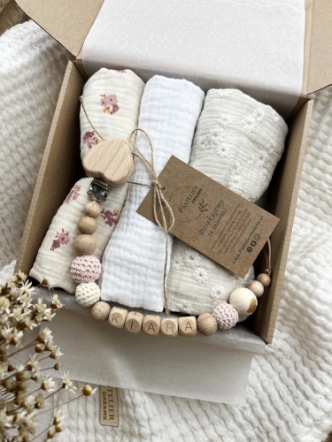 Zestaw prezentowy dla noworodka z pieluszkami muślinowymi i personalizowaną zawieszką do smoczka. Idealny prezent na narodziny dziecka i baby shower.