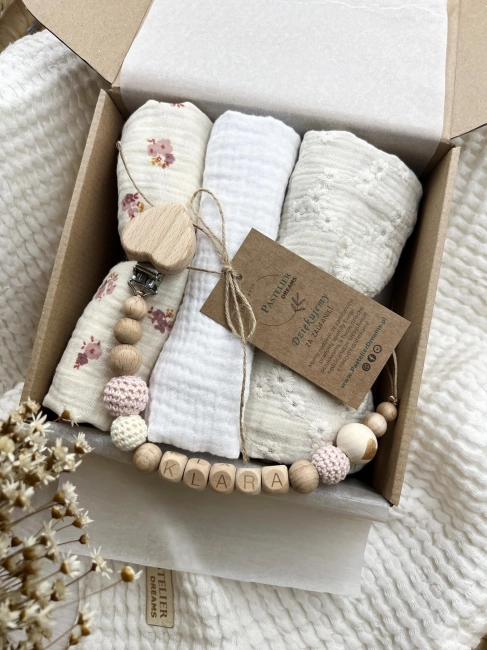 Zestaw prezentowy dla noworodka z pieluszkami muślinowymi i personalizowaną zawieszką do smoczka. Idealny prezent na narodziny dziecka i baby shower.