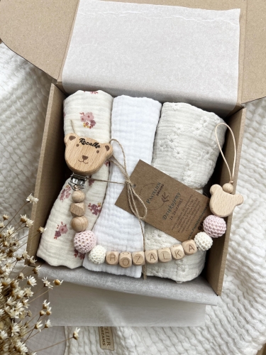 Zestaw prezentowy dla noworodka z pieluszkami muślinowymi i personalizowaną zawieszką do smoczka. Idealny prezent na narodziny dziecka i baby shower.