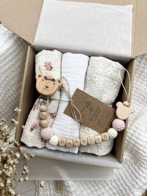 Zestaw prezentowy dla noworodka z pieluszkami muślinowymi i personalizowaną zawieszką do smoczka. Idealny prezent na narodziny dziecka i baby shower.