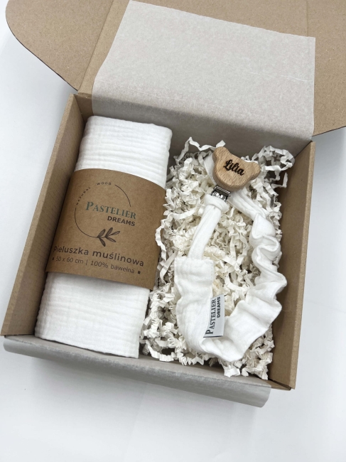 Personalizowana zawieszka do smoczka i pieluszka muślina to wyjątkowy zestaw dla niemowlęcia. Idealny prezent dla noworodka, wykonany z naturalnych materiałów. Idealny prezent na narodziny, baby shower lub chrzciny.