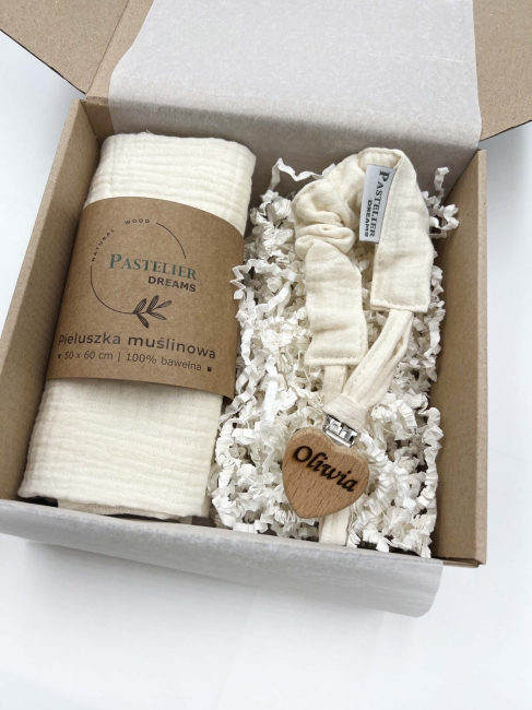 Personalizowana zawieszka do smoczka i pieluszka muślina to wyjątkowy zestaw dla niemowlęcia. Idealny prezent dla noworodka, wykonany z naturalnych materiałów. Idealny prezent na narodziny, baby shower lub chrzciny.