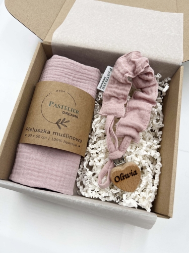 Personalizowana zawieszka do smoczka i pieluszka muślina to wyjątkowy zestaw dla niemowlęcia. Idealny prezent dla noworodka, wykonany z naturalnych materiałów. Idealny prezent na narodziny, baby shower lub chrzciny.