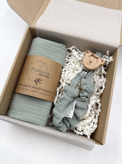 Personalizowana zawieszka do smoczka i pieluszka muślina to wyjątkowy zestaw dla niemowlęcia. Idealny prezent dla noworodka, wykonany z naturalnych materiałów. Idealny prezent na narodziny, baby shower lub chrzciny.