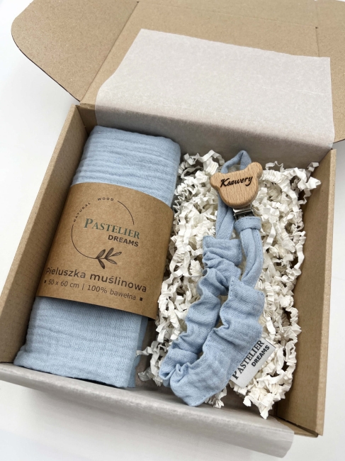 Personalizowana zawieszka do smoczka i pieluszka muślina to wyjątkowy zestaw dla niemowlęcia. Idealny prezent dla noworodka, wykonany z naturalnych materiałów. Idealny prezent na narodziny, baby shower lub chrzciny.