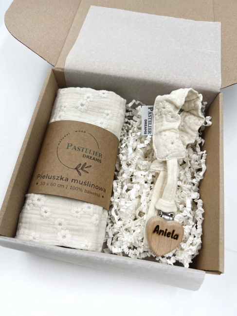 Personalizowana zawieszka do smoczka i pieluszka muślina to wyjątkowy zestaw dla niemowlęcia. Idealny prezent dla noworodka, wykonany z naturalnych materiałów. Idealny prezent na narodziny, baby shower lub chrzciny.