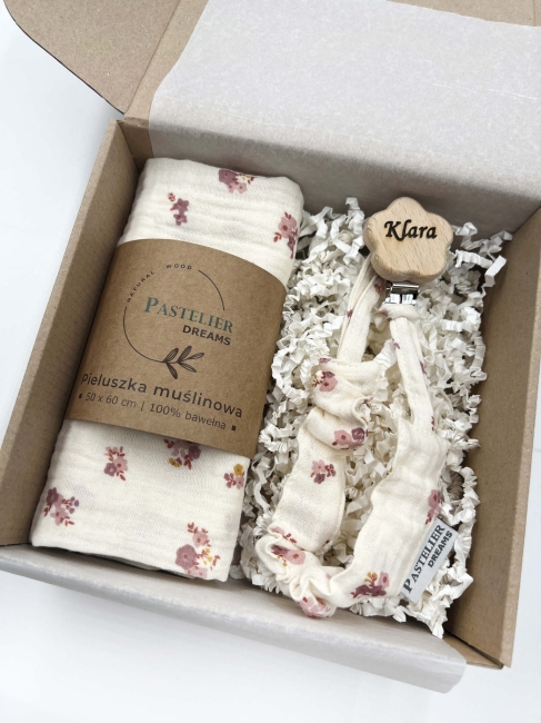 Personalizowana zawieszka do smoczka i pieluszka muślina to wyjątkowy zestaw dla niemowlęcia. Idealny prezent dla noworodka, wykonany z naturalnych materiałów. Idealny prezent na narodziny, baby shower lub chrzciny.