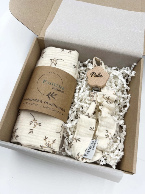 Personalizowana zawieszka do smoczka i pieluszka muślina to wyjątkowy zestaw dla niemowlęcia. Idealny prezent dla noworodka, wykonany z naturalnych materiałów. Idealny prezent na narodziny, baby shower lub chrzciny.