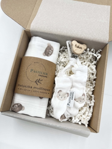 Personalizowana zawieszka do smoczka i pieluszka muślina to wyjątkowy zestaw dla niemowlęcia. Idealny prezent dla noworodka, wykonany z naturalnych materiałów. Idealny prezent na narodziny, baby shower lub chrzciny.