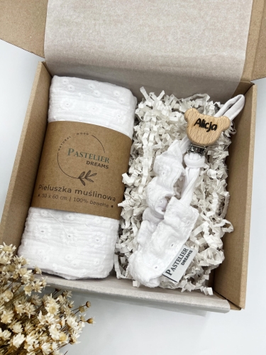 Personalizowana zawieszka do smoczka i pieluszka muślina to wyjątkowy zestaw dla niemowlęcia. Idealny prezent dla noworodka, wykonany z naturalnych materiałów. Idealny prezent na narodziny, baby shower lub chrzciny.
