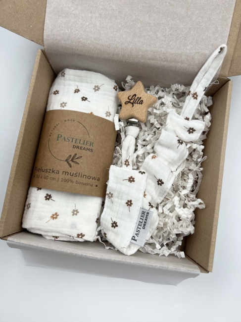 Personalizowana zawieszka do smoczka i pieluszka muślina to wyjątkowy zestaw dla niemowlęcia. Idealny prezent dla noworodka, wykonany z naturalnych materiałów. Idealny prezent na narodziny, baby shower lub chrzciny.