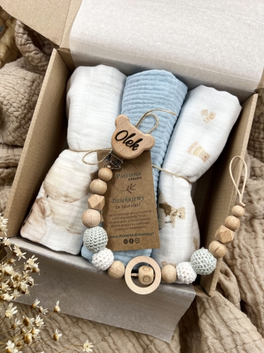 Zestaw prezentowy dla noworodka z pieluszkami muślinowymi i personalizowaną zawieszką do smoczka. Idealny prezent na narodziny dziecka i baby shower.